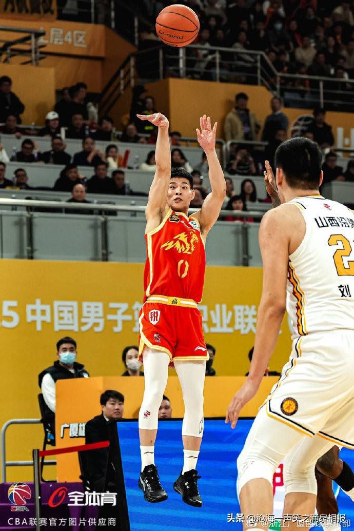 赛后CBA常规赛焦点战；金州勇士战术微调；引发热议；训练强度明显提升的简单介绍